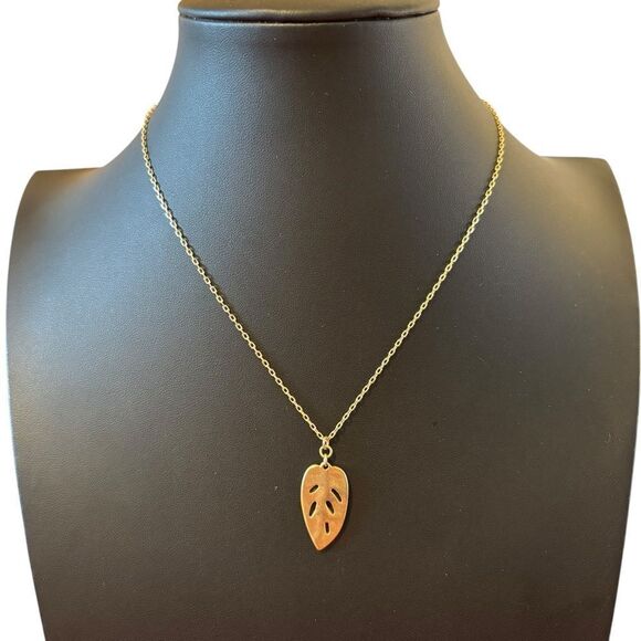 Delicate Looking Green & Gold Leaf Pendant Necklace - Picture 4 of 6